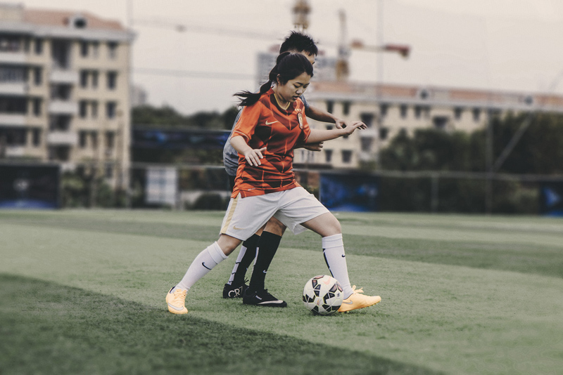 足球赛场上，女选手们气质高雅