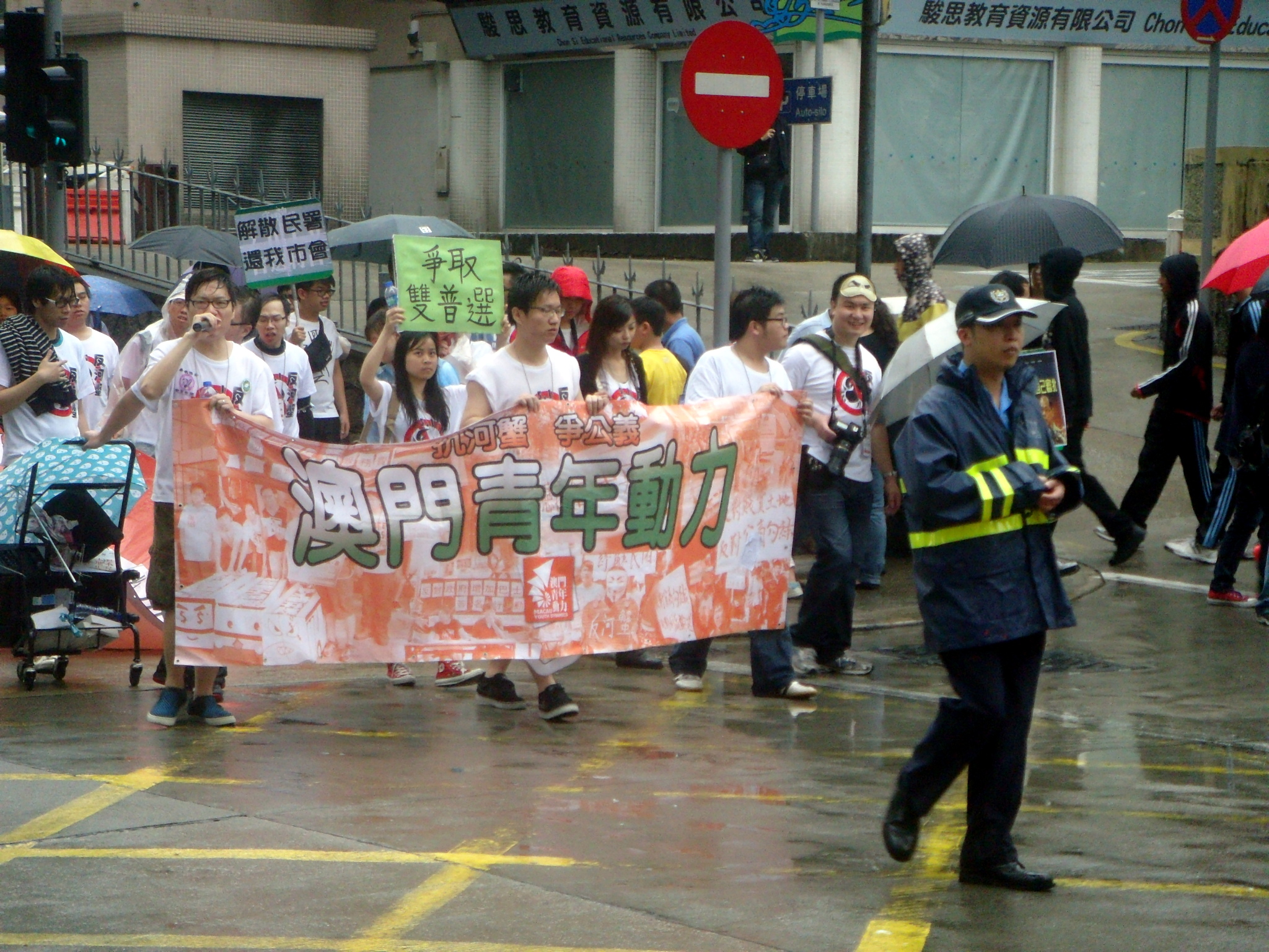 包含篮球维基尼亚联赛冠军产生，激动人心的比赛结束的词条