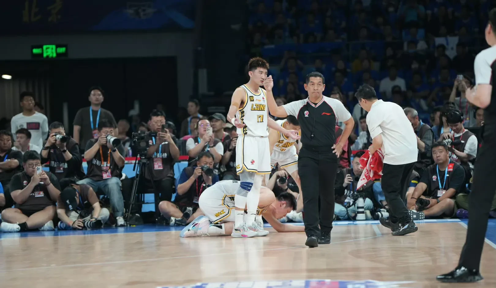 强队争相进攻,场上火药味十足的简单介绍 强队争相进攻,场上火药味十足的简单介绍