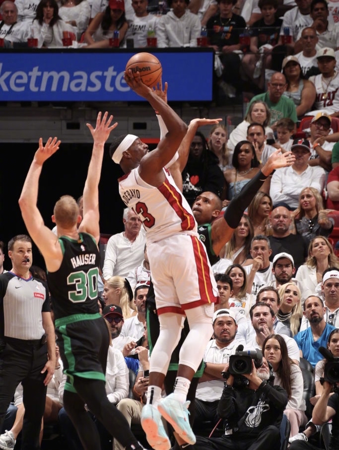 猛龙惊险击败凯尔特人,西亚卡姆关键时刻发威 猛龙惊险击败凯尔特人,西亚卡姆关键时刻发威