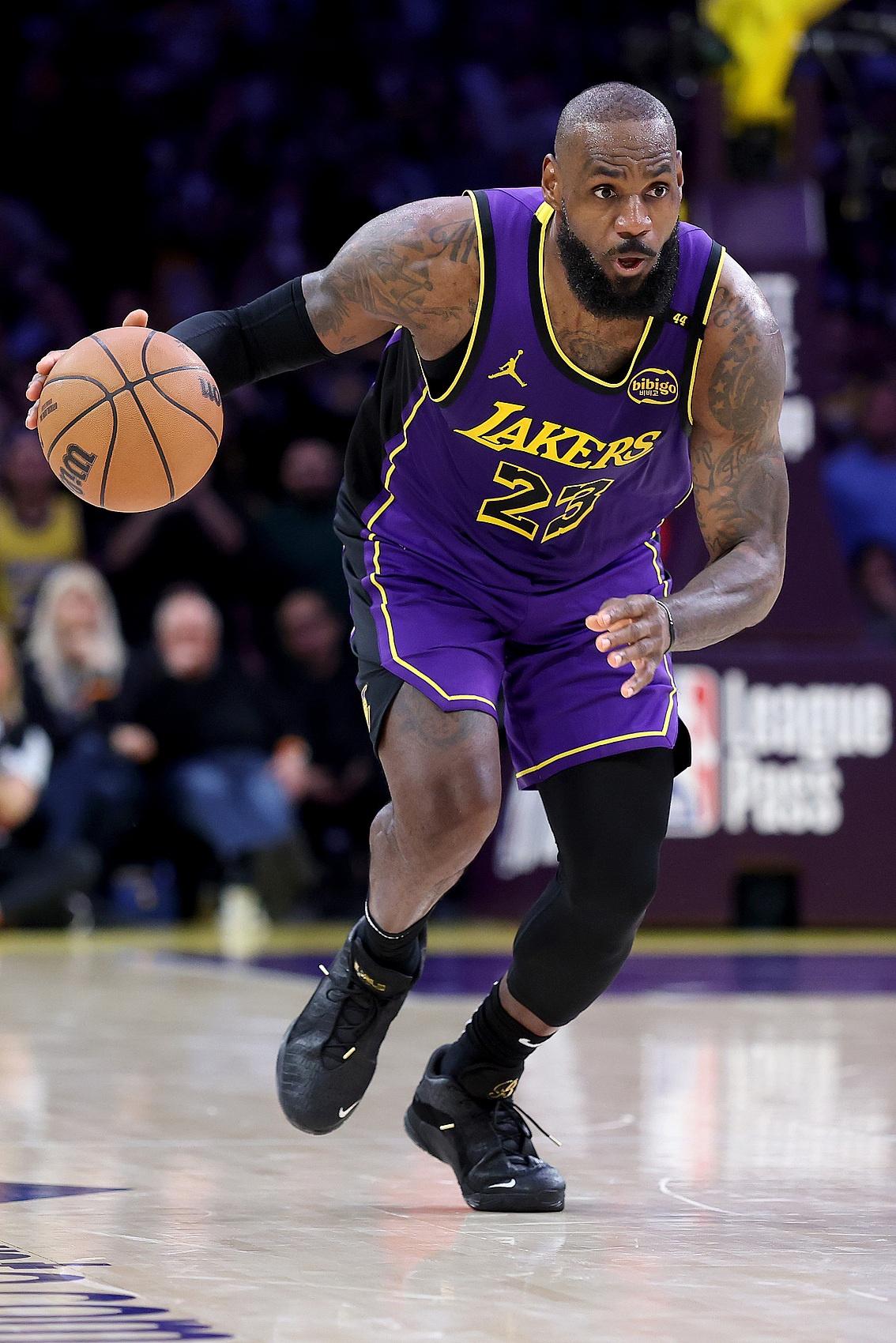 湖人大胜独行侠，詹姆斯状态神勇